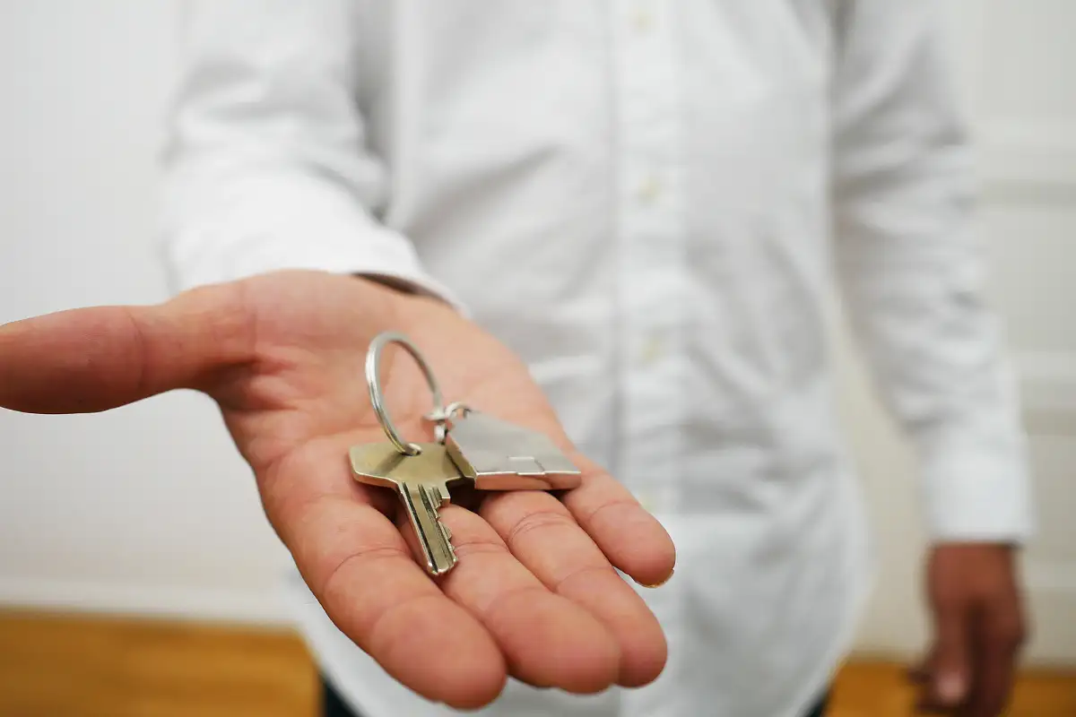 Property keys being handed over to an international buyer as part of post-sale support in Gran Canaria